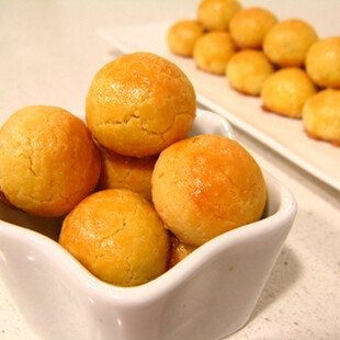 biscuit dough in a bread machine 将饼干面团放入面包机中